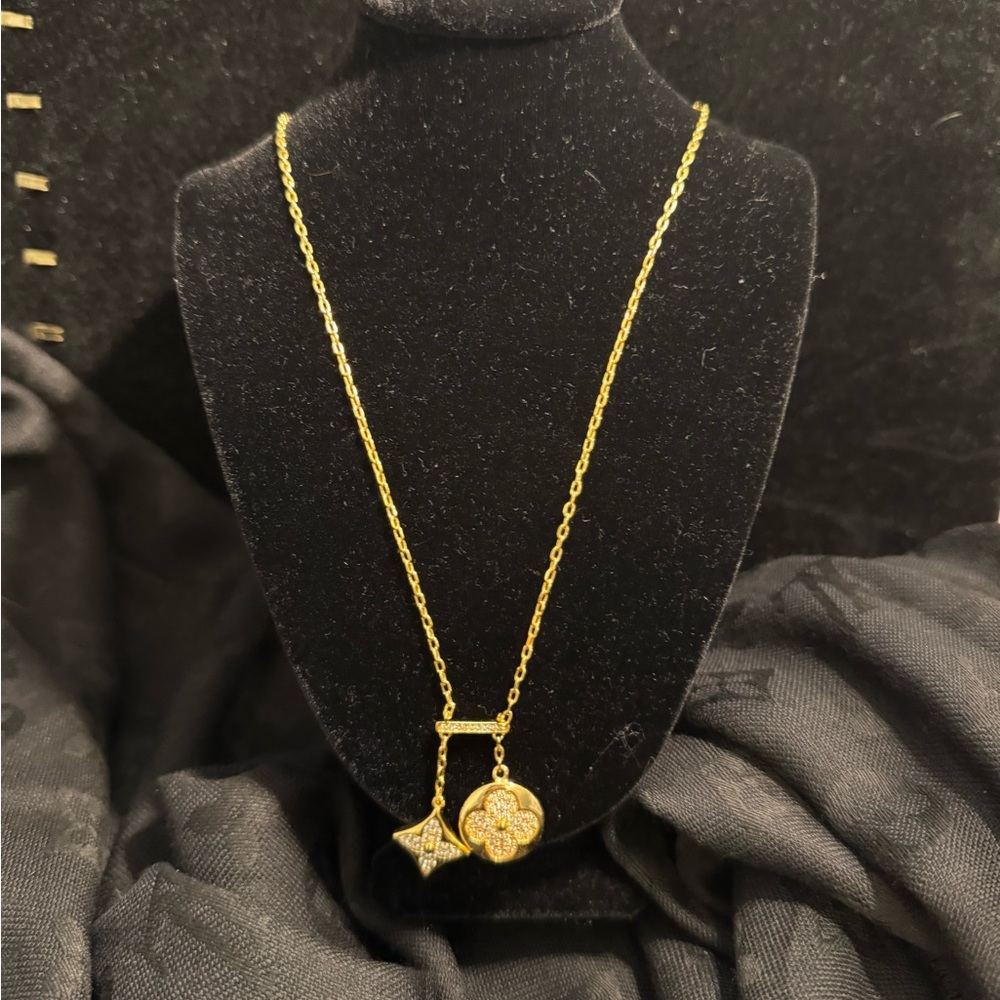 Louis Vuitton Star Logo Gold Crystal Pendant Necklace - Picture 1 of 4